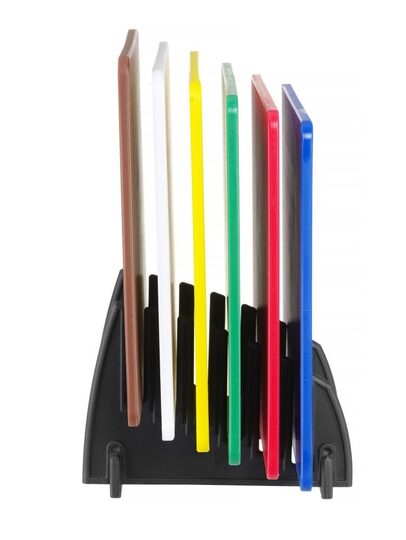 Een complete set van 6 HACCP-snijplanken inclusief een ruimtebesparend rek.
