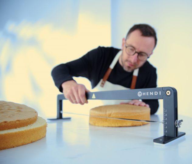Bestel de professionele Hendi taartzaag 400098 bij Van Hattem Horeca. Snijd exact gelijkmatige lagen van 1-6 cm. Dé tool voor de perfecte taart. Bekijk hem nu!
