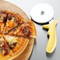 Zijaanzicht van de ergonomische gele pizza snijder