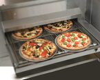 Professionele Zanolli Synthesis lopende band pizzaoven in werking
