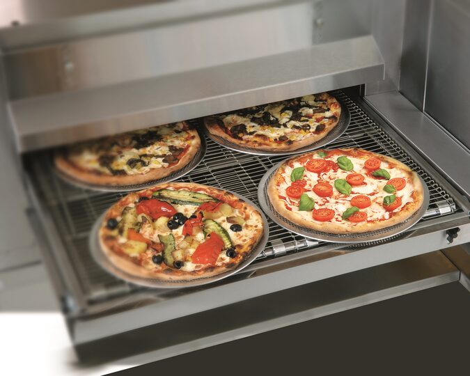 Professionele Zanolli Synthesis lopende band pizzaoven in werking