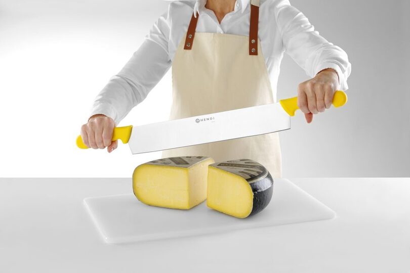 De ergonomische dubbele handgreep verdeelt de druk gelijkmatig, waardoor u met minimale inspanning door harde kazen snijdt.