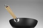 Bovenaanzicht van de Hendi wok met houten handvat