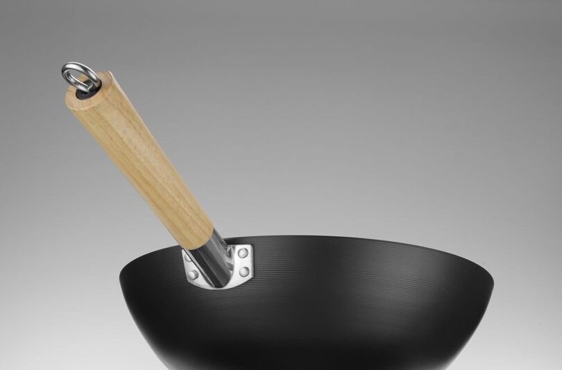 Bovenaanzicht van de Hendi wok met houten handvat