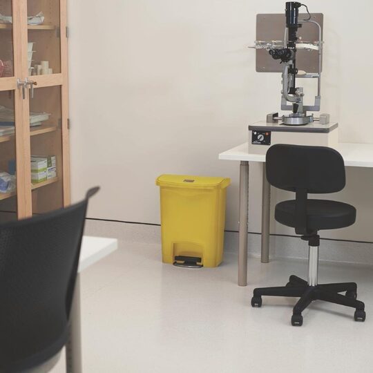 cw581_steponfrontpedalyellow31