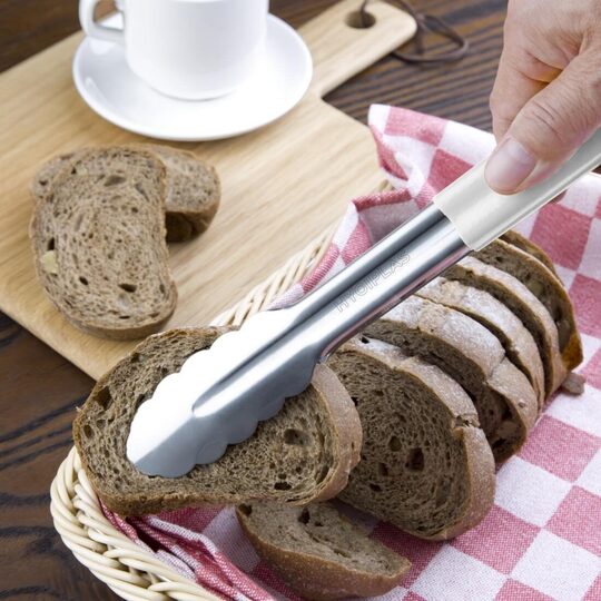 fx130_servingtongwhite4