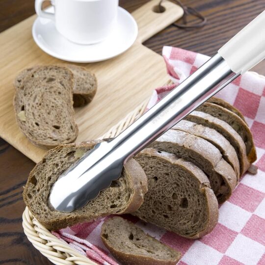 fx131_servingtongwhite4