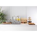 Houten sausstation in een professionele buffetomgeving