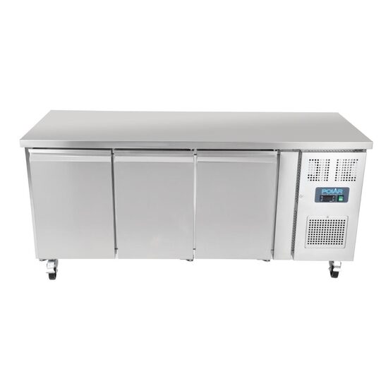 Polar 3-deurs koelwerkbank 70cm diep schuin aanzicht