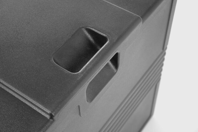 Professionele zwarte warmhoudbox met ergonomische handgrepen voor transport