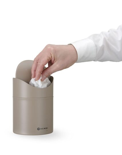 De compacte Hendi tafelprullenbak in beige.
