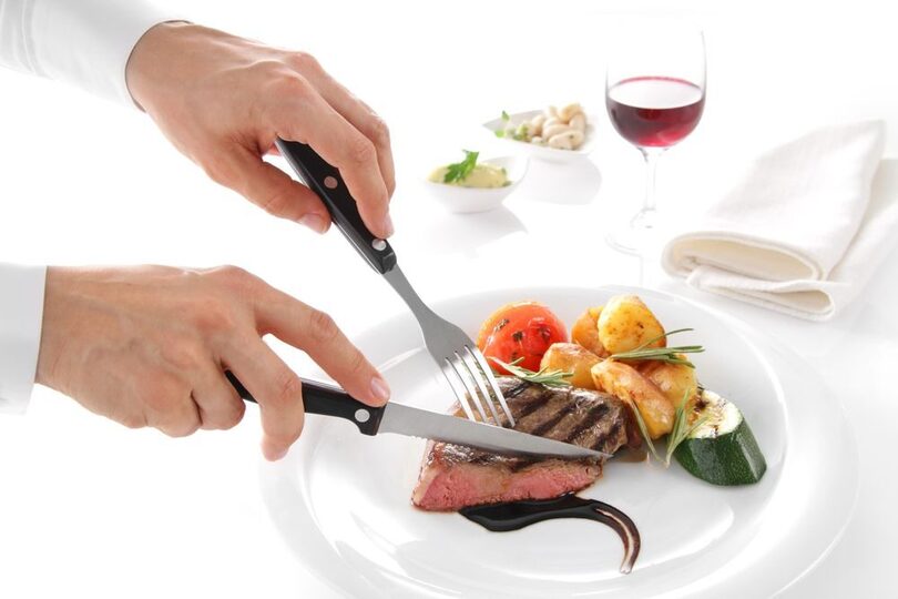 Detailopname van Hendi steakmes met bruin handvat