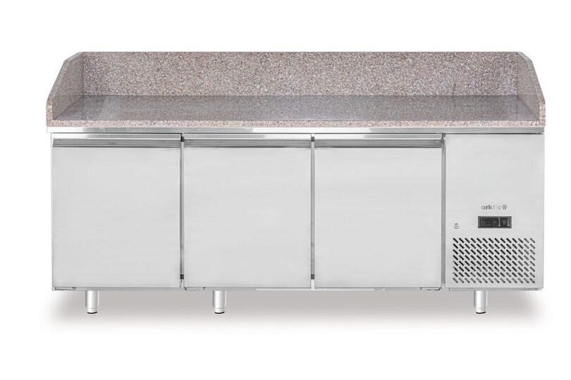 Een royale pizzawerkbank van 201 cm breed, voorzien van een massief granieten blad voor optimaal werkcomfort.