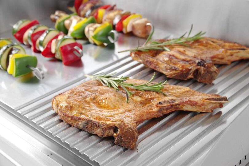 Detailopname van het half gladde en half geribbelde bakoppervlak van de Hendi bakplaat