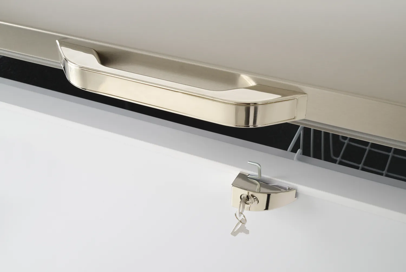 Close-up van de Arktic vrieskist met zelfsluitend deksel en stevig slot voor veilige voedselopslag.