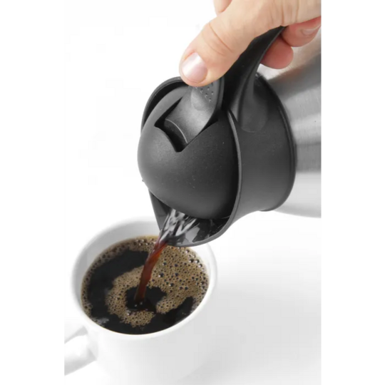 Thermoskan met drukknop voor eenvoudig schenken van bijvoorbeeld koffie of thee.