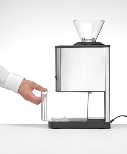 Direct zicht op voorraad: De transparante bak van 3 kg laat u in één oogopslag zien hoeveel crushed ice u nog beschikbaar heeft.