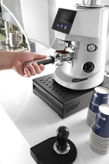 Stapelbaar gemak: De versterkte behuizing is stabiel genoeg om een koffiemolen of lichte espressomachine te dragen.