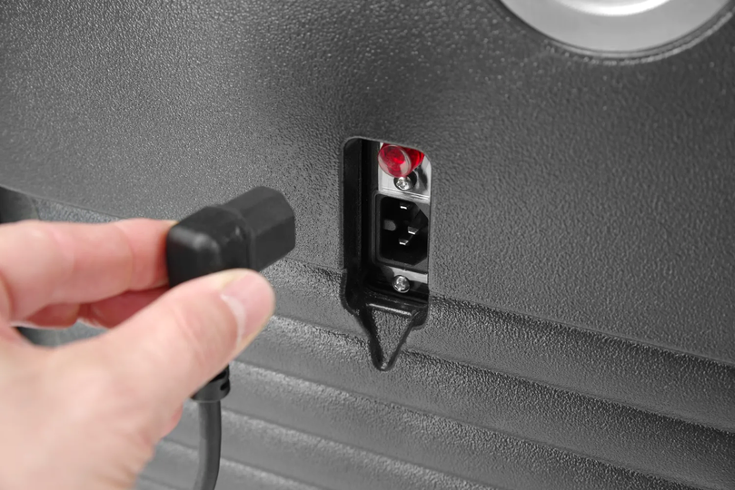 Voor transport is de 230 Volt voeding makkelijk te verwijderen.