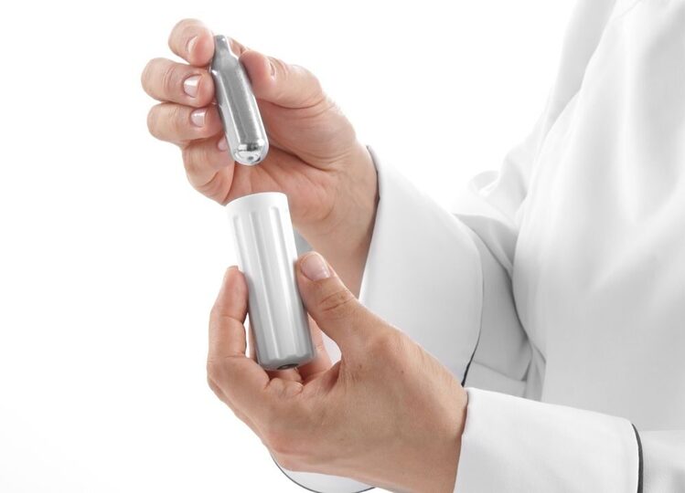 Onderdelen van de Hendi slagroomspuit voorbereiden voor gebruik