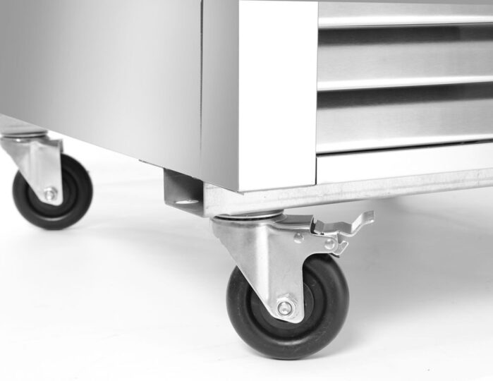 Ruime indeling van de Hendi Kitchen Line koelkast 580 liter