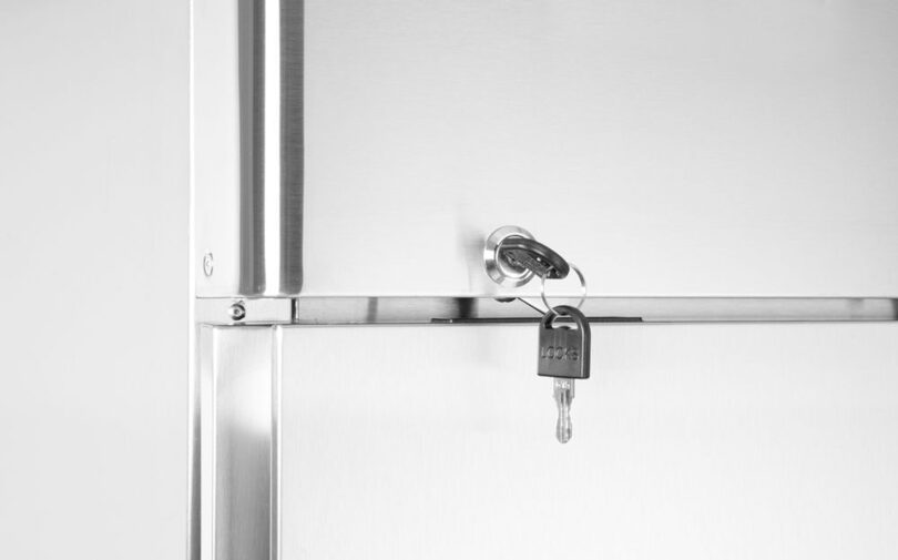 Detail van de robuuste deur van de Hendi Kitchen Line koelkast