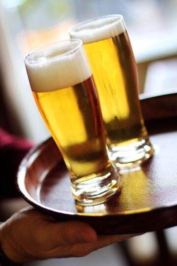 Detail van Hendi mahonie look dienblad Ø 42 cm