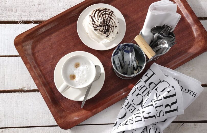 Zijaanzicht van het stapelbare Hendi dienblad in mahonie look