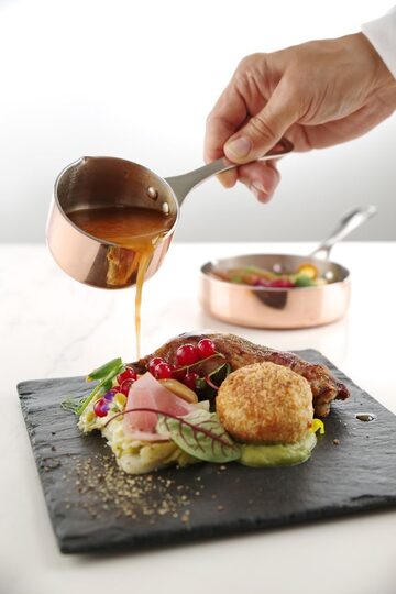 Detailopname van de Hendi mini sauspan 3-ply rvs