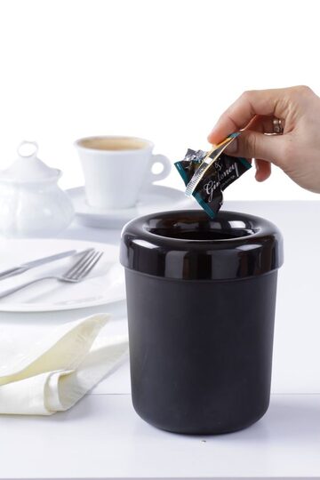 Detailopname van het zwarte Hendi tafelafvalbakje