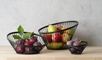 Collectie zwarte Hendi fruitkorven voor professioneel gebruik