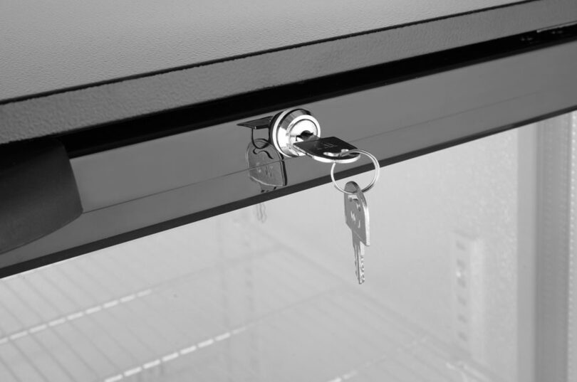 Achterzijde van de Hendi displaykoeling 118L