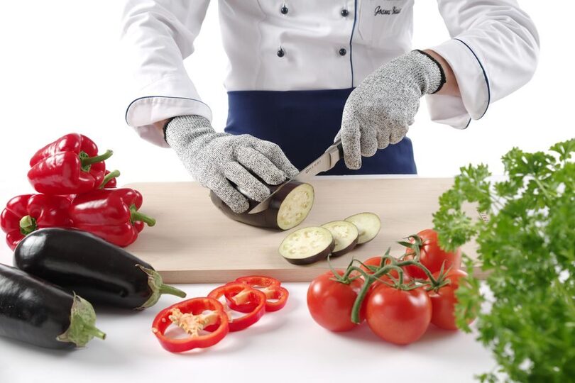 Veilig werken in de horeca met snijbestendige handschoenen