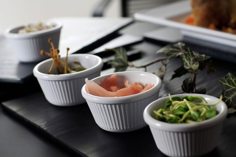 Set van professionele melamine bakjes voor sauzen en dips