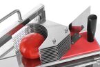 Detailopname van de scherpe snijbladen van de Hendi tomatensnijder
