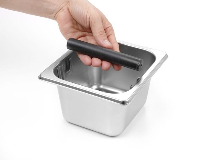 Detailopname van de duurzame RVS afklopbak voor horeca koffiemachines