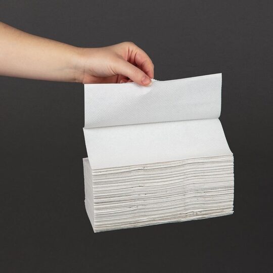 Detailopname van witte 2-laags C-gevouwen handdoek