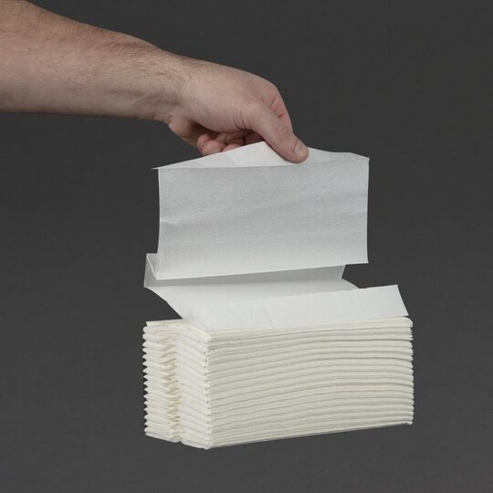 Verpakkingseenheid 24 stuks witte C-gevouwen handdoeken