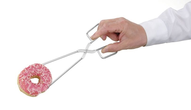 Duurzame RVS serveertang 30 cm in actie