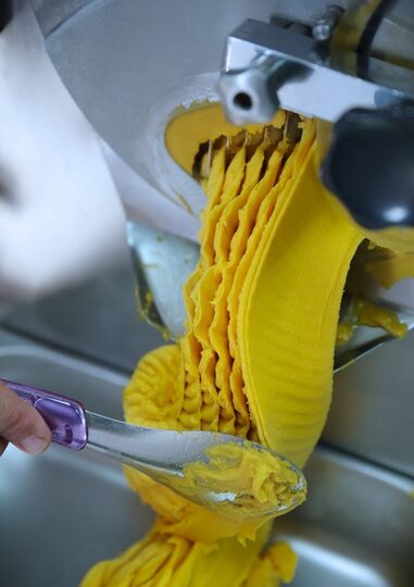 Detailopname van de Hendi ijsspatel 26 cm met paarse handgreep