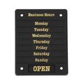 Detailopname van het horeca deurbord met openingstijden
