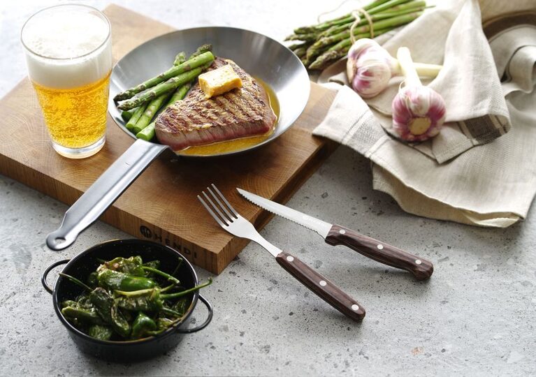 Hendi steakvorken gepresenteerd voor een professionele tafelsetting