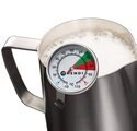 Barista gebruikt Hendi melkschuim thermometer in melkkan