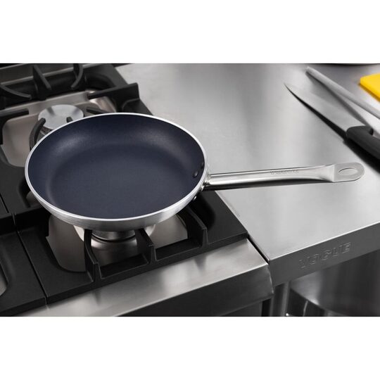 Overzichtsfoto van de Vogue 26 cm koekenpan voor horeca