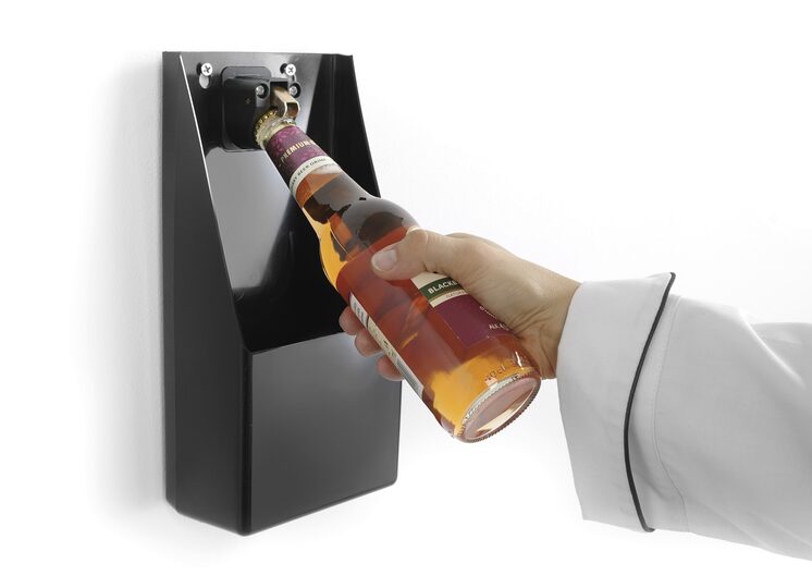 Hendi wandflesopener gemonteerd en in gebruik met een bierflesje