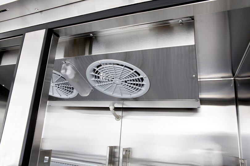 Ruim interieur van de Arktic 1300 liter koelkast met 2/1 GN indeling