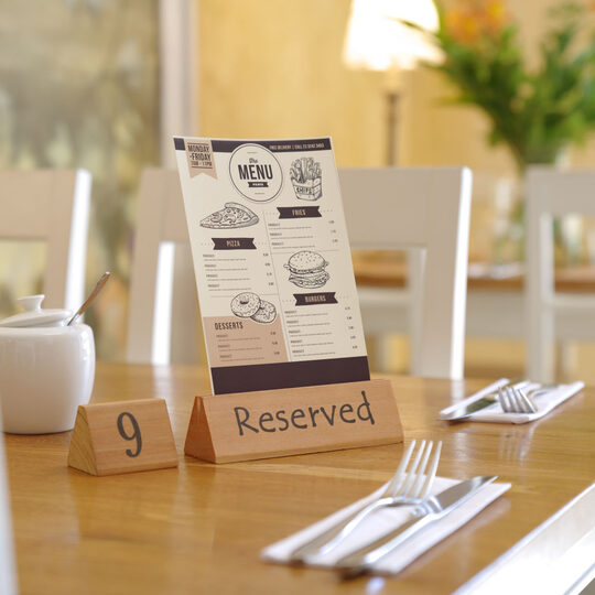 Stijlvol krijtbord met standaard voor dagmenu's in de horeca