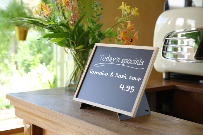 Hendi krijtbord met standaard 60x40 cm voor horeca