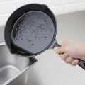 Detailopname van de gladde gietijzeren grillpan