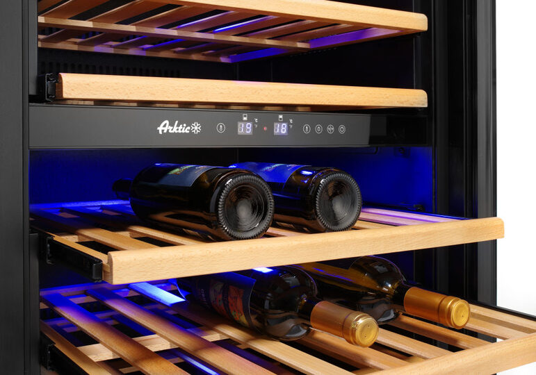 Interieur van de Hendi wijnklimaatkast met houten plateaus